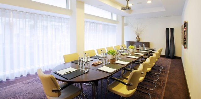 Marylebone Hotel Venue Hire London W1. Airy private room with cintempary furnishings.