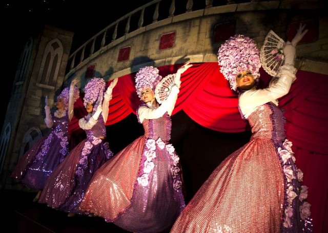 Italian Masquerade Christmas Party KT13, entertainment act